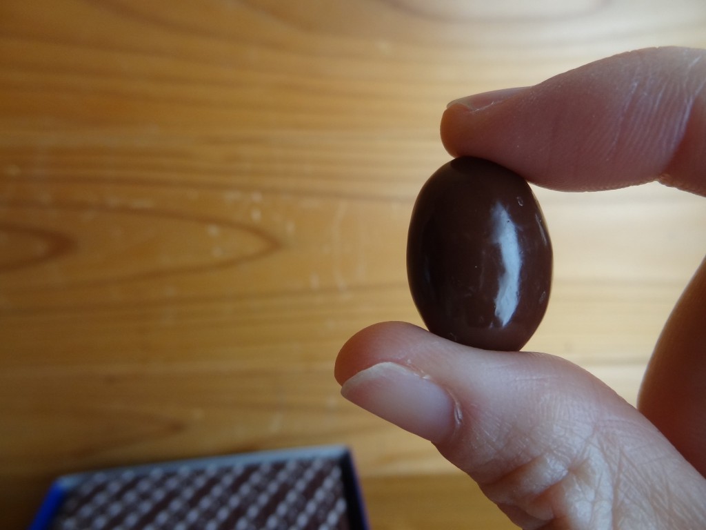 ロッテの「乳酸菌ショコラアーモンドチョコレート」（8）