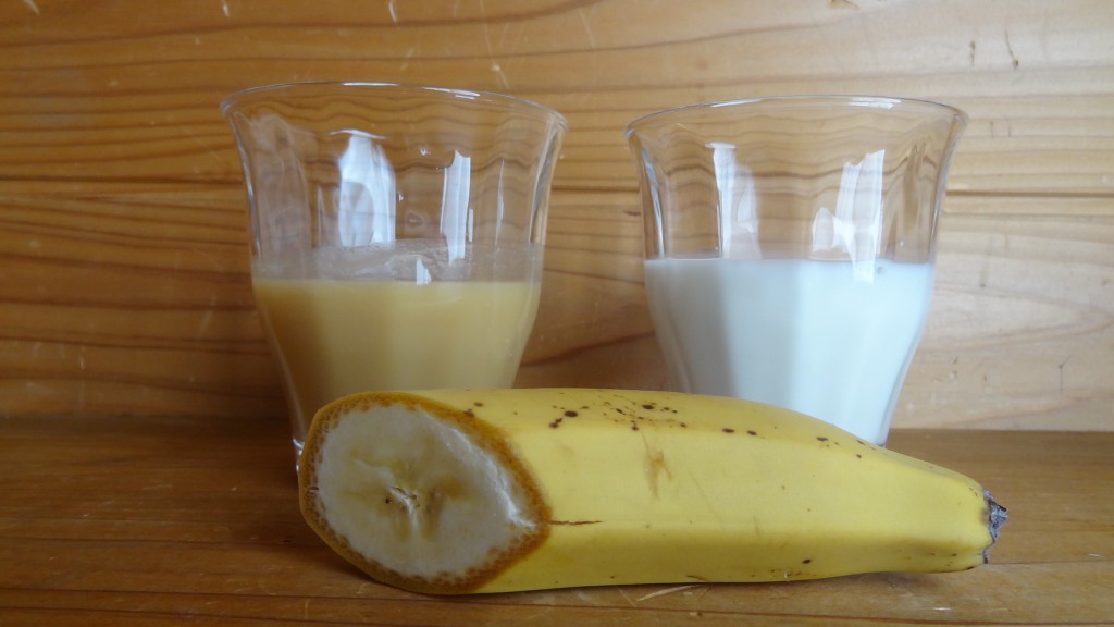 甘酒バナナジュースの材料（左：甘酒，右：牛乳，中央：バナナ）