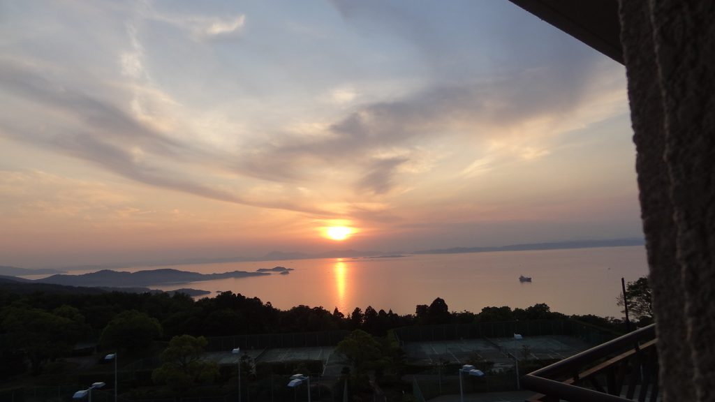 「リゾートホテルオリビアン小豆島」の客室から見た夕日