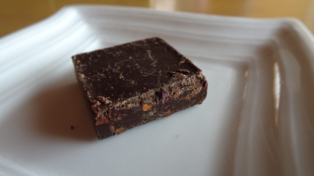 明治の「チョコレート効果　粗くだきカカオ豆　カカオ72％」（6）