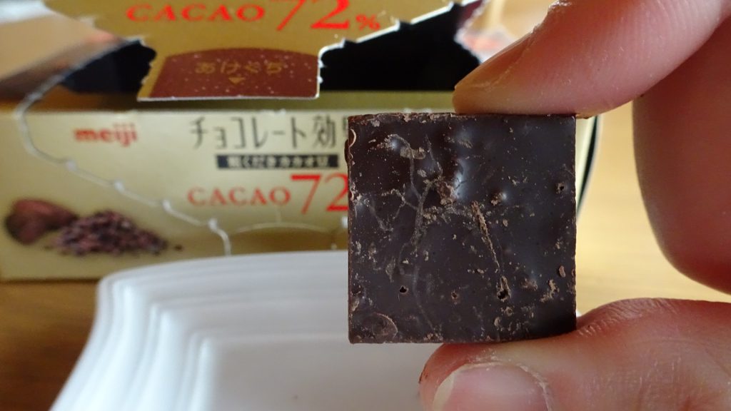 明治の「チョコレート効果　粗くだきカカオ豆　カカオ72％」（8）