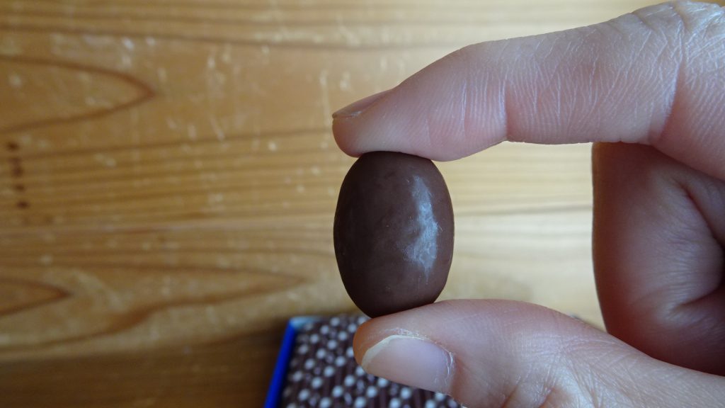 ロッテの「乳酸菌ショコラ　アーモンドチョコレート」の新しいパッケージ（9）